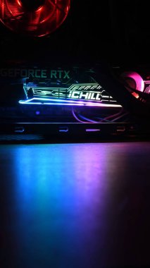 NVidia GeForce RTX 3080 oyun kulesinin içinde, karanlıkta mavi-mor arka ışıkları var.