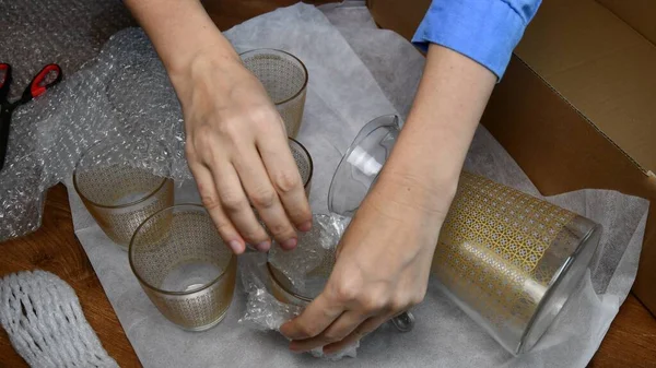 Balení skleněných výrobků do plastových bublin a lepenkové krabice — Stock fotografie