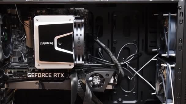 Крупный план башни игрового ПК с NVidia GeForce RTX 3080 застрял внутри — стоковое видео