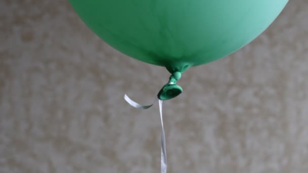 Πράσινο μπαλόνι ήλιο χρώμα επιπλέει σε θολή φόντο με αντίγραφο χώρο — Αρχείο Βίντεο