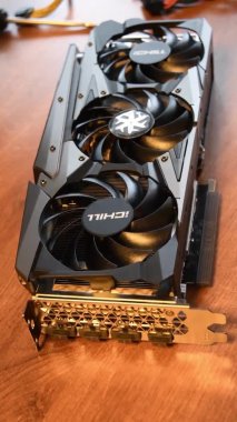 Yepyeni NVidia GeForce RTX 3080 grafik kartı ahşap masanın üstünde.