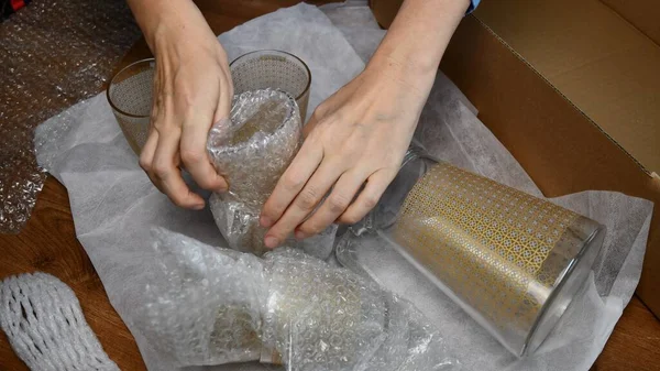 Eller toplansın ve plastik baloncuk ambalajına sarılsın.