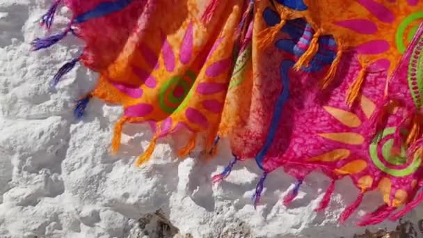 Πολύχρωμο φόντο της μόδας από μεταξωτό ύφασμα με φούντες που τρέμουν στον άνεμο. Καλοκαιρινό μαντήλι — Αρχείο Βίντεο
