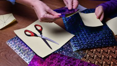 Anne ve çocuk hobi olarak parlak renkli kağıtlarla el sanatları yapıyor.