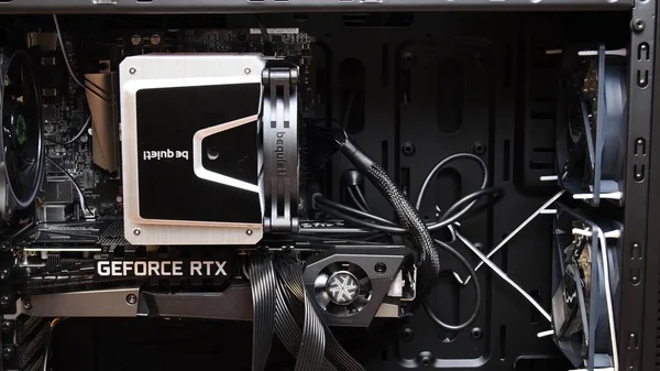 Närbild spel PC-torn med NVidia GeForce RTX 3080 istalled inuti — Stockfoto