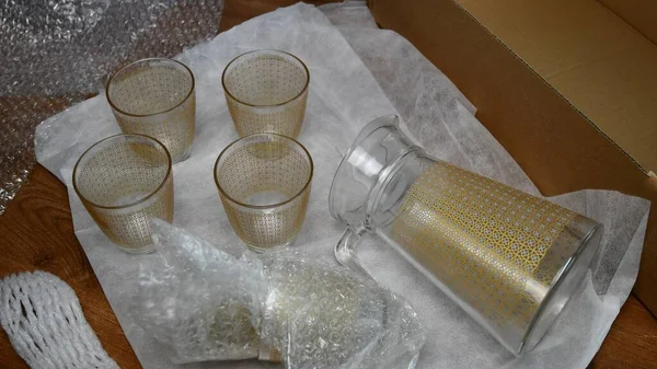Glaswaren in Plastikfolie verpacken — Stockfoto