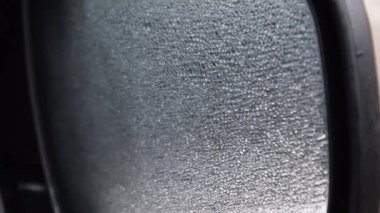 Su damlası damlaları ile bulanık ayna kışın buğulanır. Aynadan yapılmış beyaz camlar.