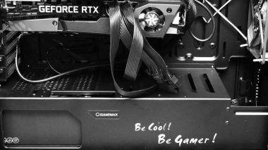 Oyun bilgisayar kulesini NVidia GeForce RTX 3080 ile kapatın ve sloganınız: