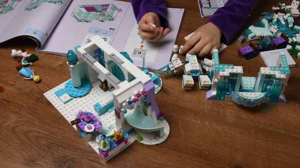 Детские Руки Играют Пластиковой Игрушкой Лего Снеговика Строительными Блоками Мультфильма — стоковое фото
