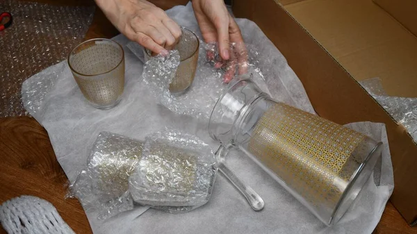 Eller toplansın ve plastik baloncuk ambalajına sarılsın.