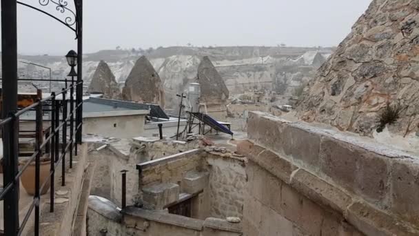 Goreme Καππαδοκία τοπίο υπό χειμερινό χιόνι. Vintage cafe βεράντα με έπιπλα αντίκες και κανείς — Αρχείο Βίντεο