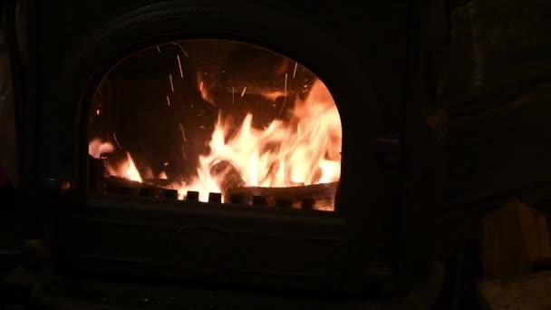 Spowolniony płomień spalania z iskrami wewnątrz pieca rustykalnego — Wideo stockowe
