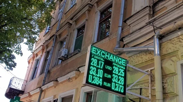 Green led tablero de tipo de cambio de divisas con el fondo exterior del edificio viejo —  Fotos de Stock