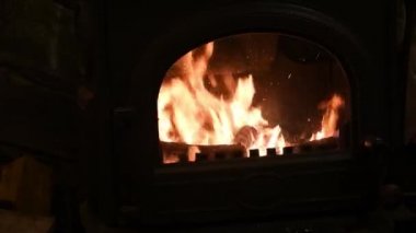 Gecenin karanlığında, kıvılcımlar saçan,