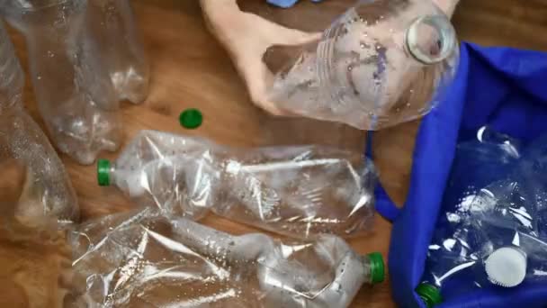 リサイクル用の廃プラスチックボトルを分別する手の時間経過 — ストック動画