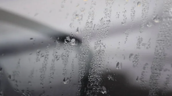 Gotas de chuva no vidro enevoado da janela do carro — Fotografia de Stock