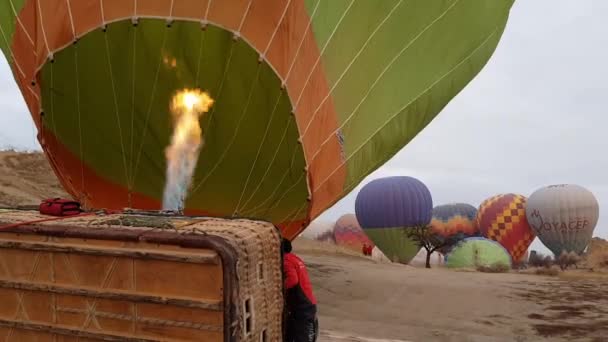 El quemador de globo de aire caliente infla el globo mientras levanta la cesta de mimbre — Vídeos de Stock