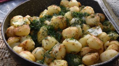 Yakın çekim ev yapımı taze dereotlu patates tavası.