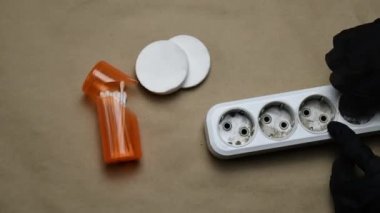 Zaman aşımı elleri kirli plastik eklenti prizini temizler. Elektrik uzatma prizleri temizleniyor
