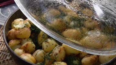 Taze dereotlu ev yapımı patates kızartmasının kapağını açıyorum.