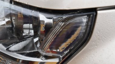 Bulanık yansımalı araba farına yakın çekim