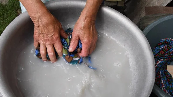 Elderly Hands Wash Clothes Old Aluminum Basin Obsolete Way Clean — Stock Photo, Image