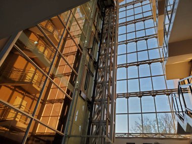 Günbatımında şirket binasında modern yapı