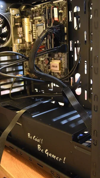 Closeup gaming PC toren met moederbord geïnstalleerd binnen en slogan - Wees cool, Wees gamer — Stockfoto