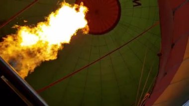 Balon ocağından alev alev yanan balon kubbesini şişirmek için
