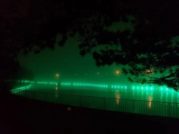 Μυστήριο πράσινο φωτισμό της λίμνης στην ομίχλη τη νύχτα — Φωτογραφία Αρχείου