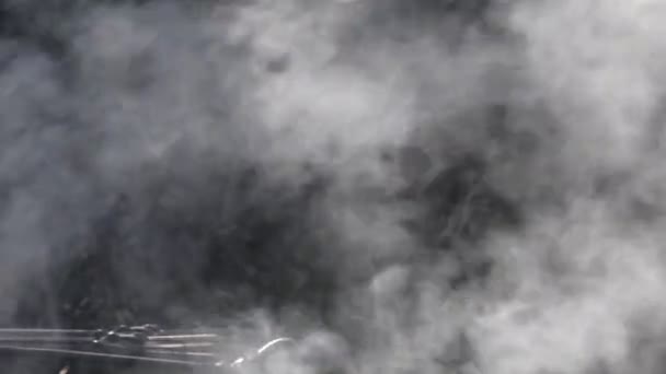 Defocused tekstur af grå røg flyvende udendørs – Stock-video