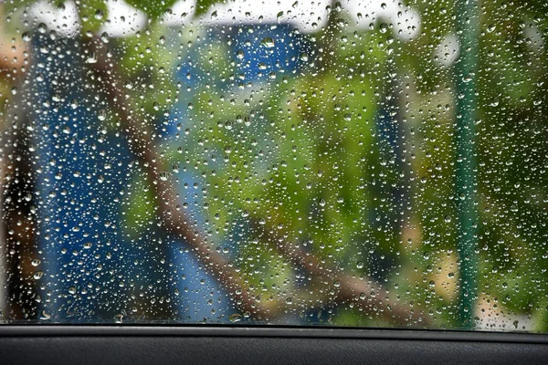 Textura húmeda de la ventana del coche disparada desde el interior bajo la lluvia — Foto de Stock