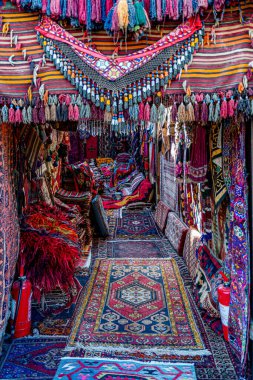 Geleneksel Türk pazar mağazası etnik desenli halılar