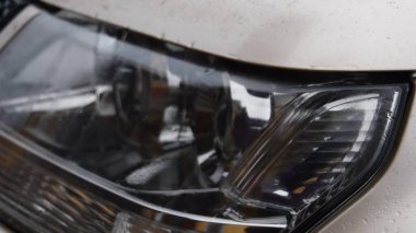 Bulanık yansımalı araba farına yakın çekim