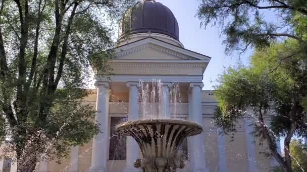 Getti d'acqua sfocati di fontana di fronte alla cattedrale ortodossa con pilastri bianchi — Video Stock
