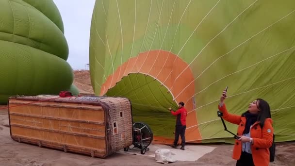Joven vlogger hacer transmisión en vivo sobre el vuelo de globo de aire caliente en Capadocia — Vídeos de Stock