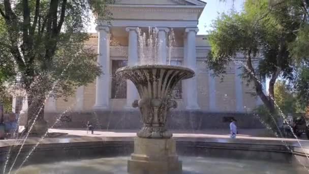 Desenfoque chorros de agua de la fuente en frente de la catedral ortodoxa — Vídeos de Stock