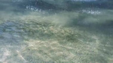 Güneş ışığında dalgalı su yüzeyinin dalgalı dokusu