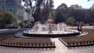 Avrupa 'daki şehir meydanında süslü çeşme sıçradı