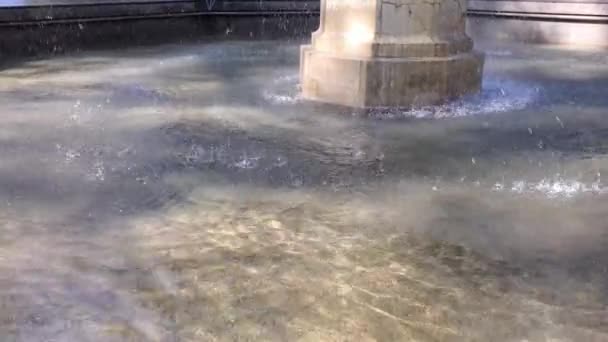 Marmorbrunnen und plätschernde Wasseroberfläche mit Tropfen, die im Sonnenlicht glänzen — Stockvideo