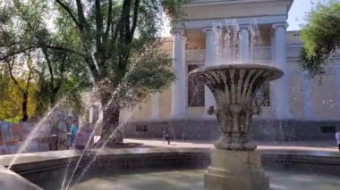 Odessa Ukrayna 'nın Soborna Meydanı' ndaki ortodoks katedralinin önündeki süslü fıskiyelerin fıskiyelerini söndür.