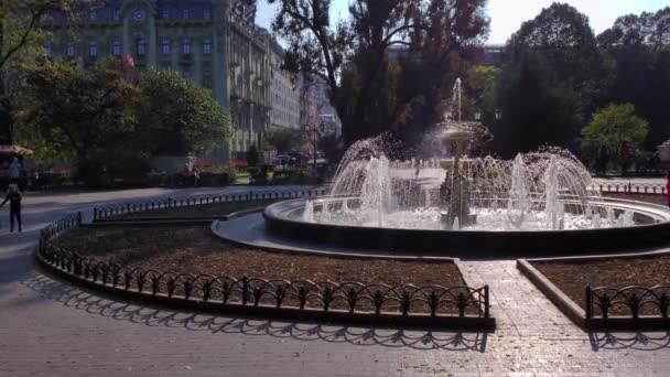 Ozdobne fontanny plamy na placu miejskim w Europie — Wideo stockowe