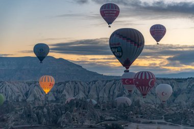 Dağ vadisinde güneş doğarken kapadokya balonları