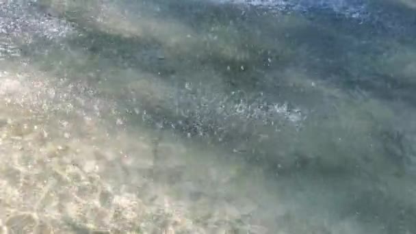 Wassertropfen nieseln durch wellige Textur der gewellten Wasseroberfläche im Brunnen — Stockvideo