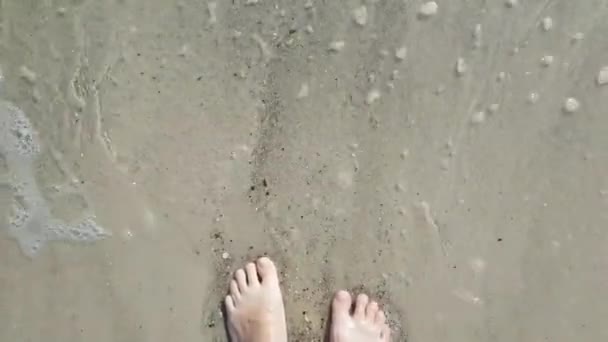 Dedos dos pés POV em seasurf de água clara sobre vista aérea de areia branca — Vídeo de Stock