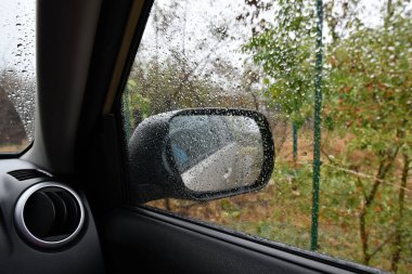 Araba pencerelerinin arkasında yağmurlu sonbahar havası