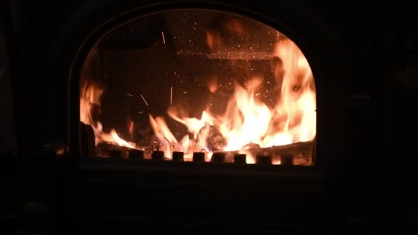 Пламя медленного движения с искрами внутри деревенской печи — стоковое видео