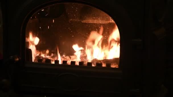 Zeitlupe brennende Flamme mit Funken im alten gusseisernen Kamin — Stockvideo