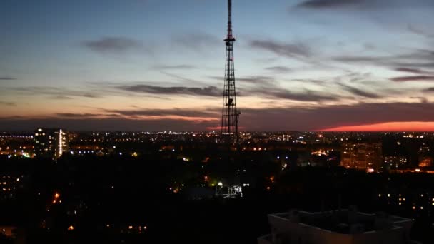 Time lapse of dark sky with spindrift γκρι σύννεφα και σιλουέτα του πύργου επικοινωνίας — Αρχείο Βίντεο