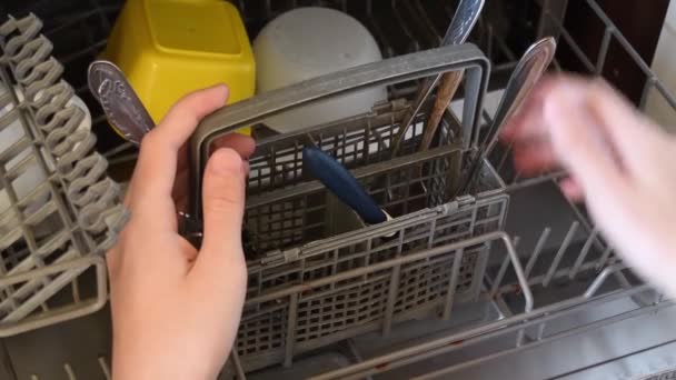 Erkek eller bulaşıkçıdan temiz çatal bıçak takımı alır. Ev işleri yapan adam. — Stok video